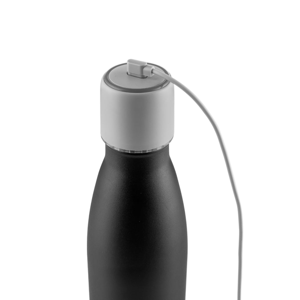 Charging Water.io bottle with easy magnetic charging cable