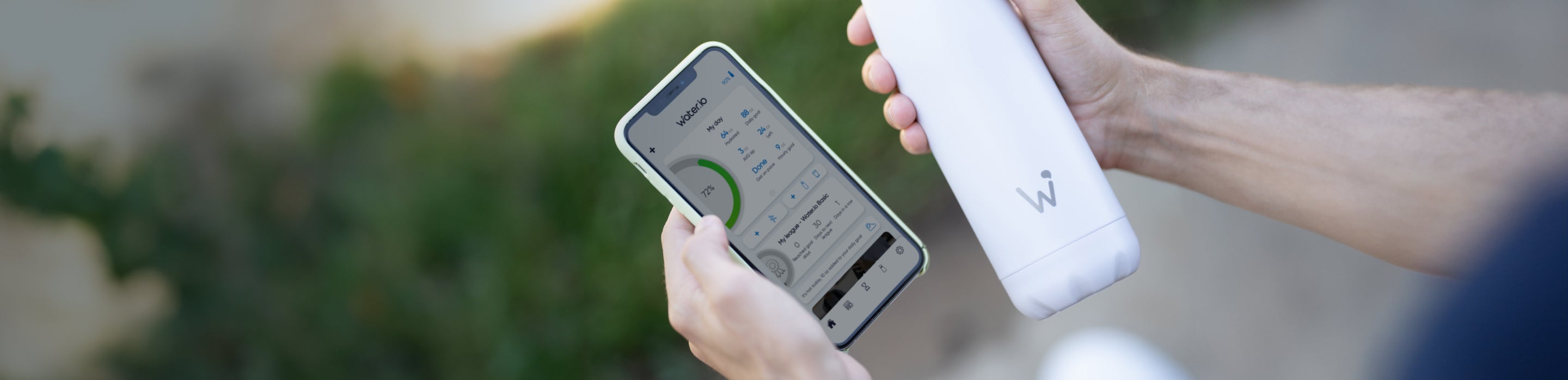 Man pairing his Water.io bottle with app