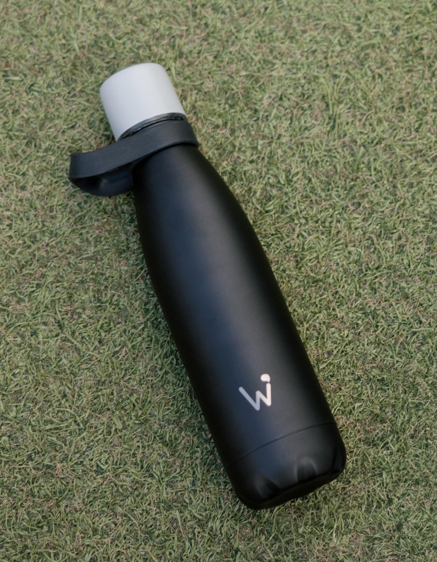 Water.io black bottle handle